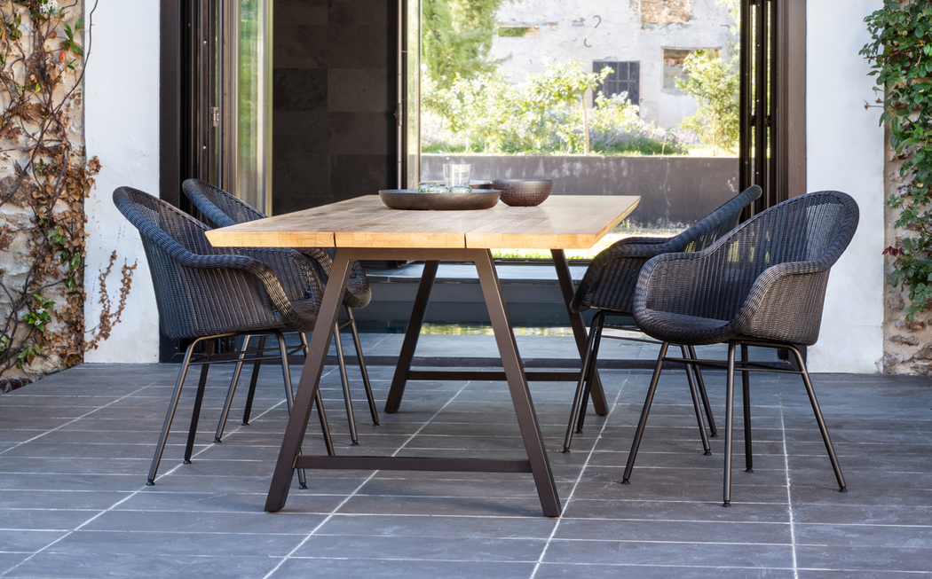 Matteo dining table