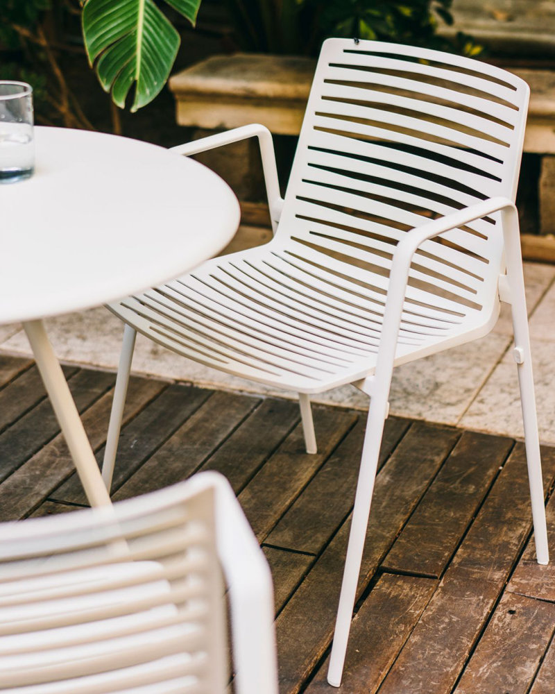 fast-zebra-armchair-zebra-table