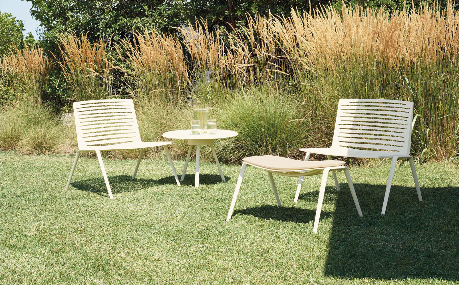 fast-zebra-lounge-chair-coffee-table